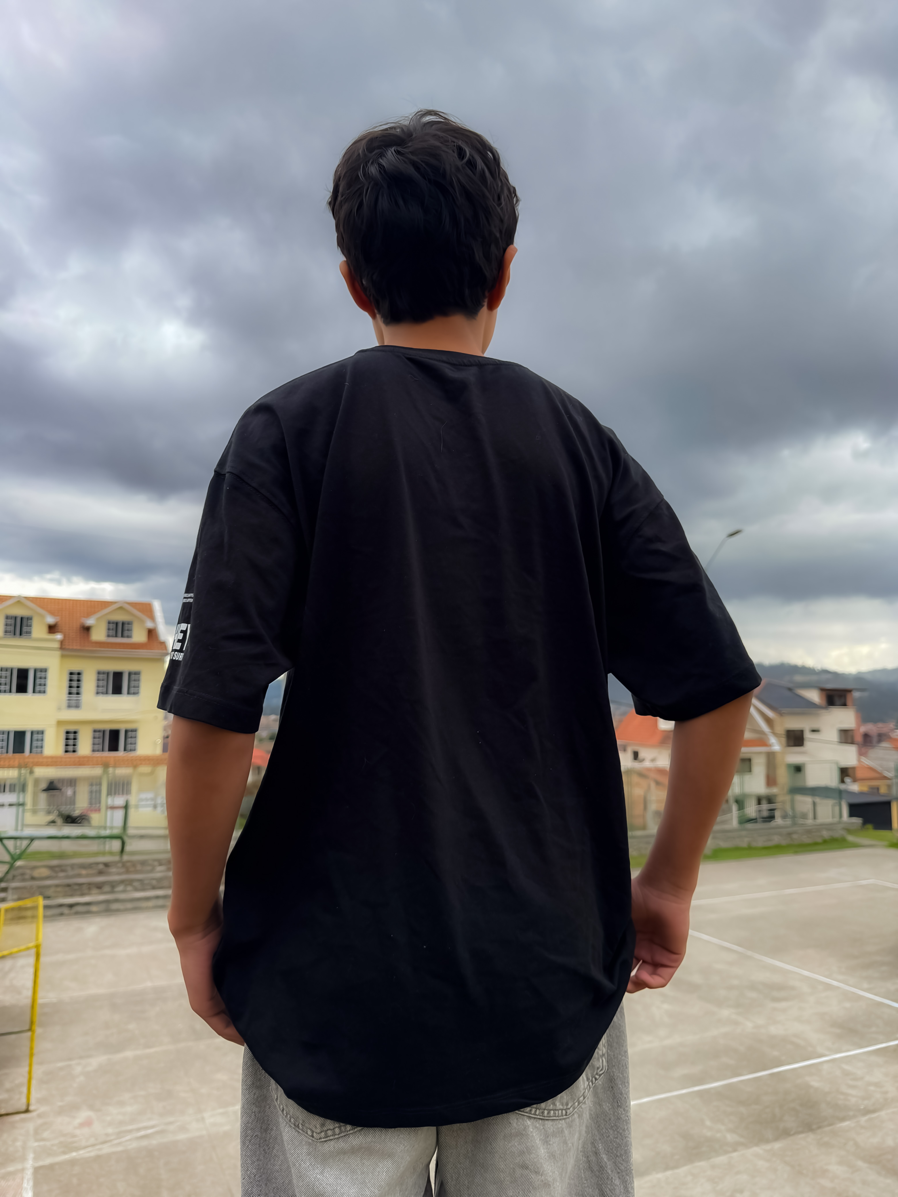 Camiseta Negra Oversize Calce vista 2