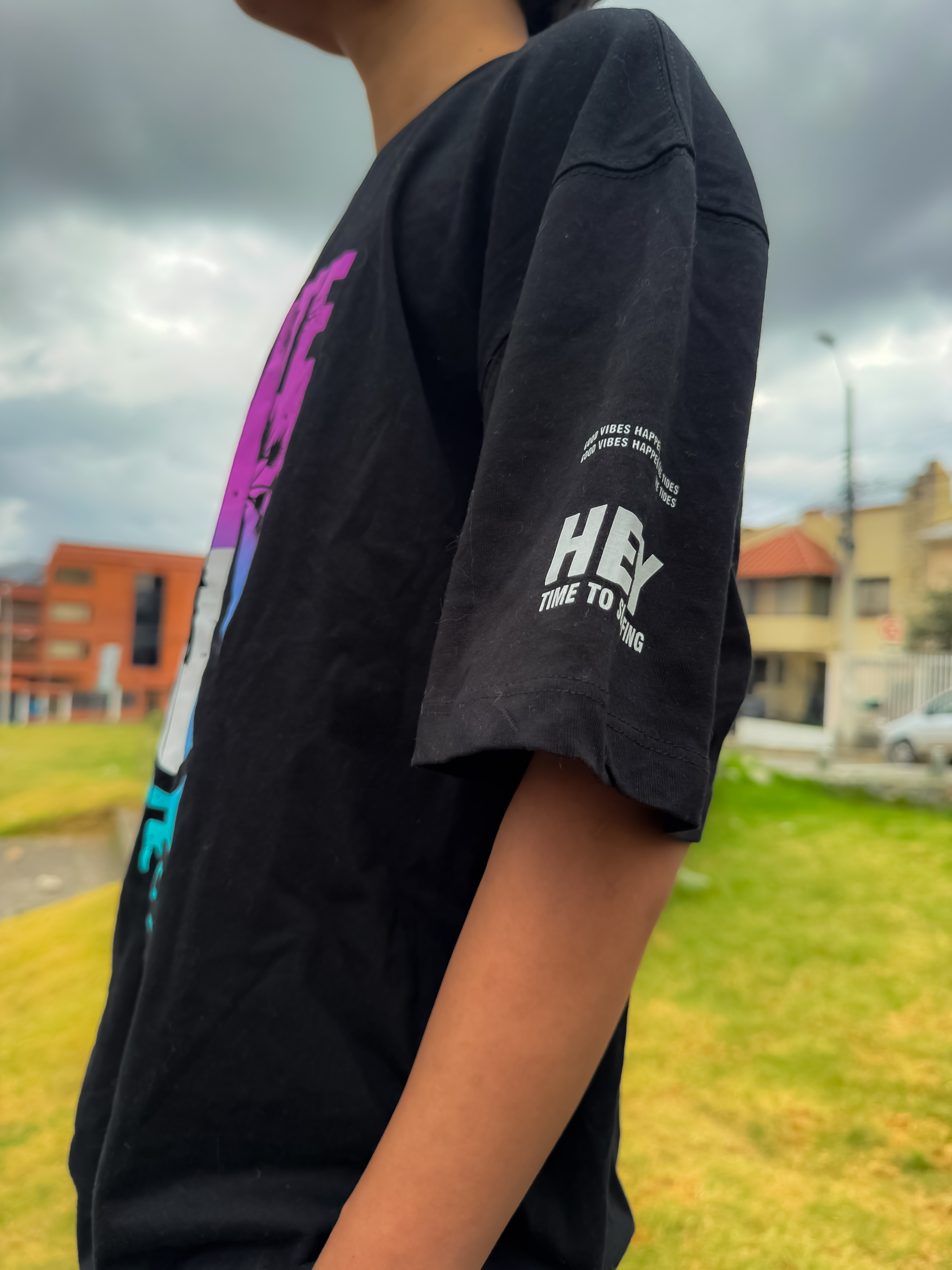 Camiseta Negra Oversize Calce vista 3
