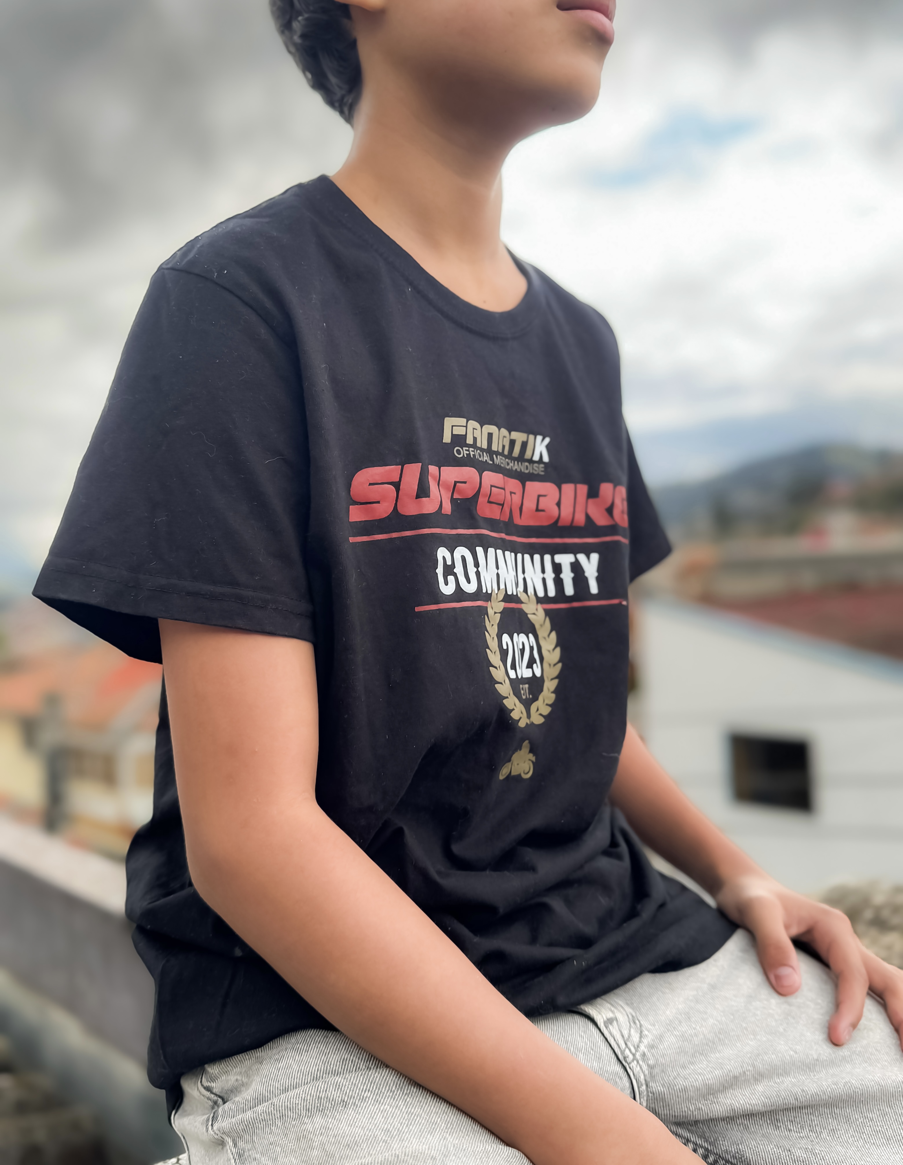 Camiseta Negra ROLY vista 2